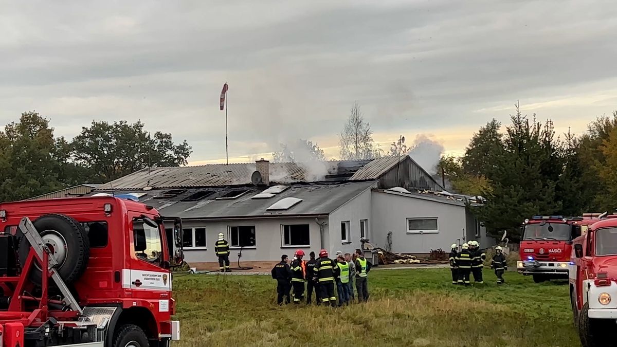 Při požáru letadla a hangáru na Kolínsku zemřel jeden člověk
